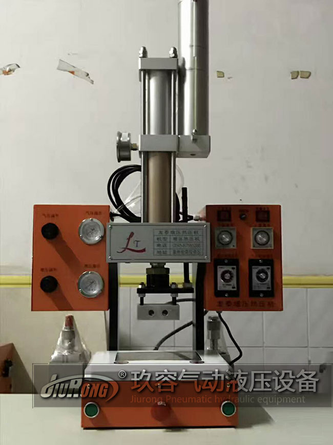 采用氣液增壓缸作為執(zhí)行元件的氣液增壓熱壓機產品圖