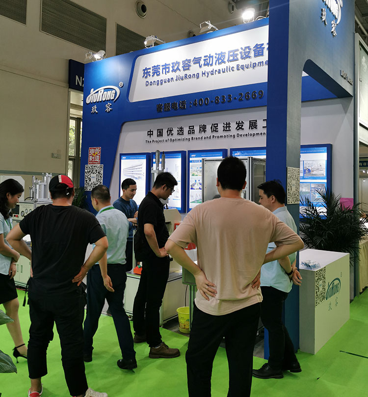 玖容技術與客戶講解產(chǎn)品