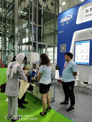 玖容在現(xiàn)場(chǎng)為客戶介紹氣液增壓缸